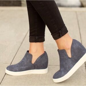 NWT Journee Collection Cardi Wedge Sneaker Gray Womens Sz 9